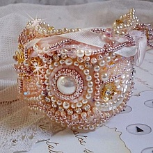 Bracelet Poudre de Riz manchette brodé avec des perles de culture d'eau douce, des perles nacrées, des rocailles et des Cristaux de Swarovski